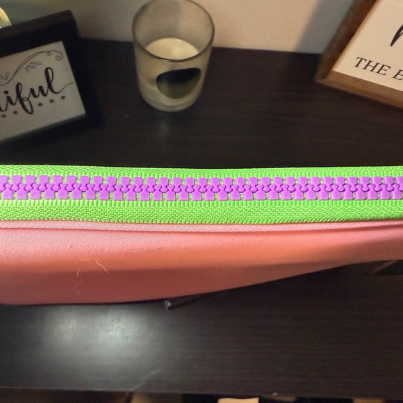 Marc Jacobs Daisy Pop Pink Floral Laptop Pouch NWT - Picture 4 of 6